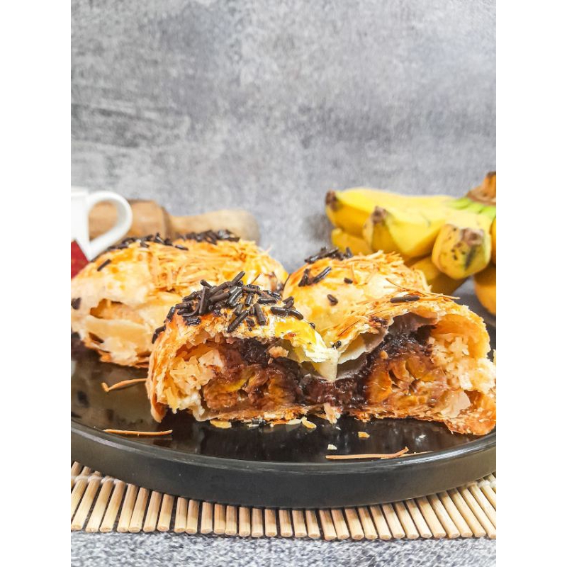 

100% premium Bolen Pisang Coklat Keju by NM Cake & Pastry