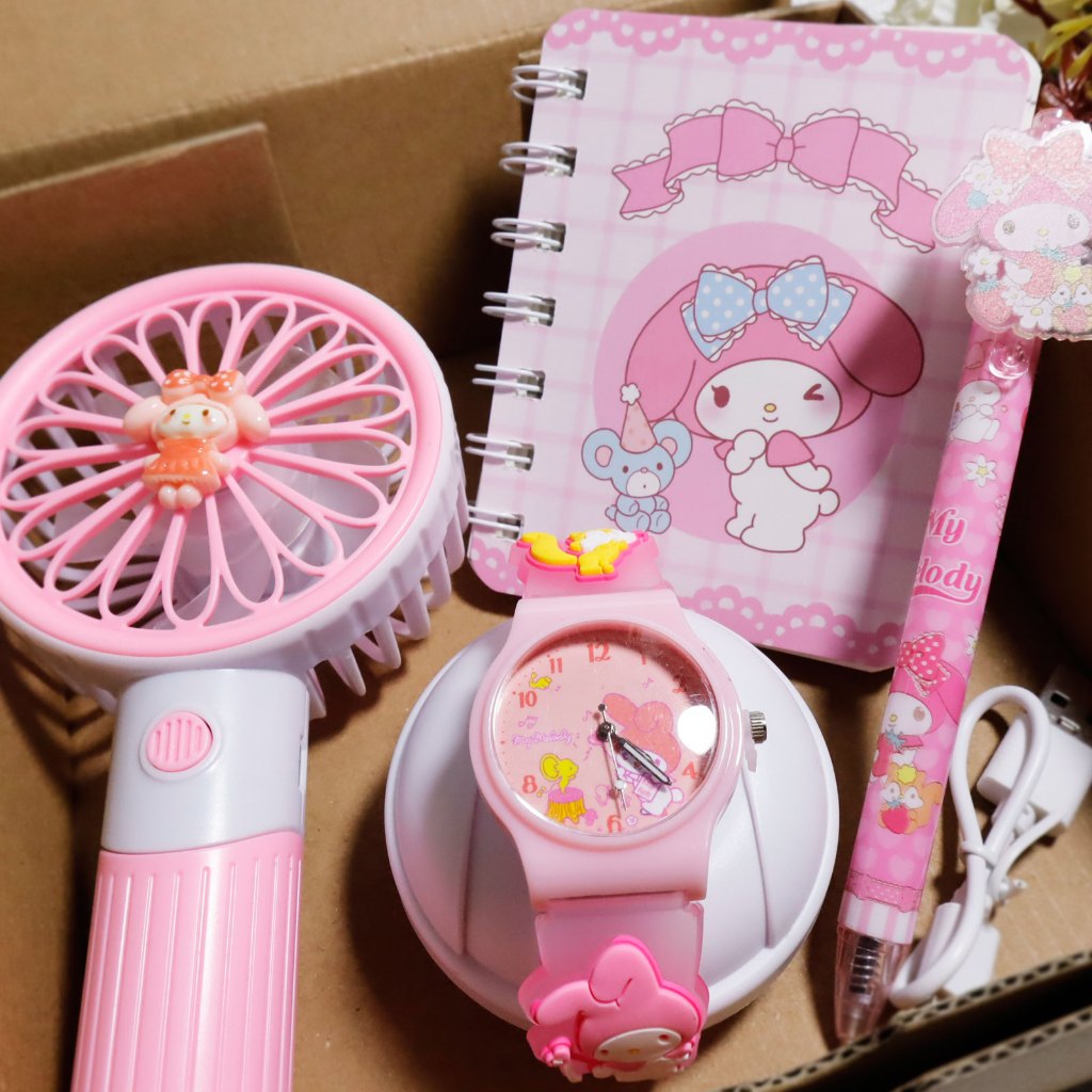 

Donesubego - Paket Kado Ulang Tahun Anak Perempuan Bundling Kipas Mini Jam Melody Kuromi Cinnamoroll