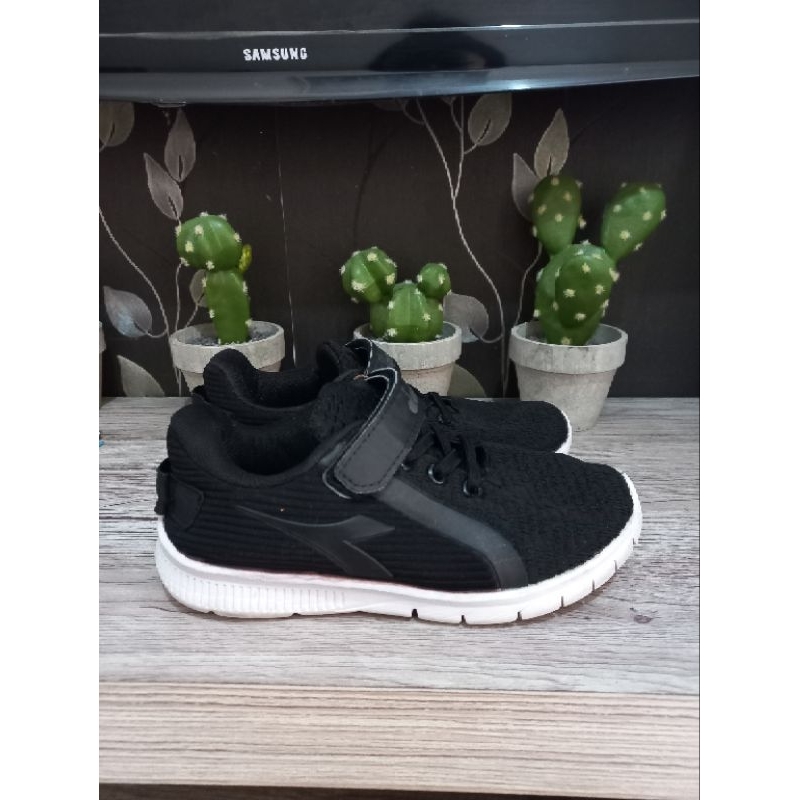 sepatu anak hitam preloved diadora