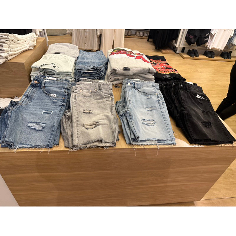 Celana Jeans Pendek Ripped Sobek Bershka