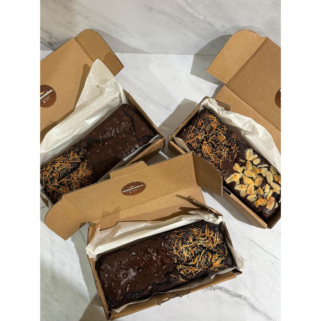 

[REGULER & HEMAT ONLY] Fudgy Brownies Premium 2 Topping – Super Nyoklat, Lembut 20x7cm