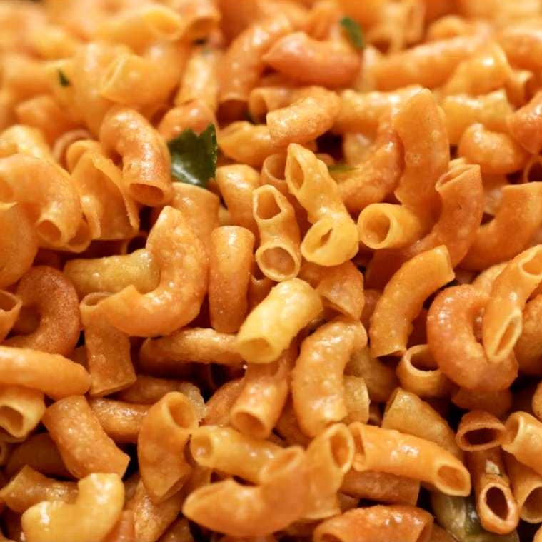 

RiDn MAKARONI CIKRUH 1 KG PEDAS DAUN JERUK KHAS BANDUNG SNACK MAMIN
