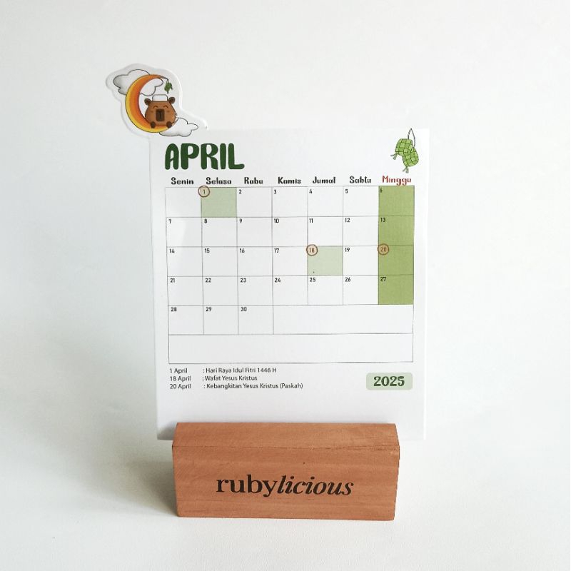 

Kalender Tatakan Kayu Rubylicious / Kalender Kayu 2025 / Kalender Meja Unik Lucu 2025