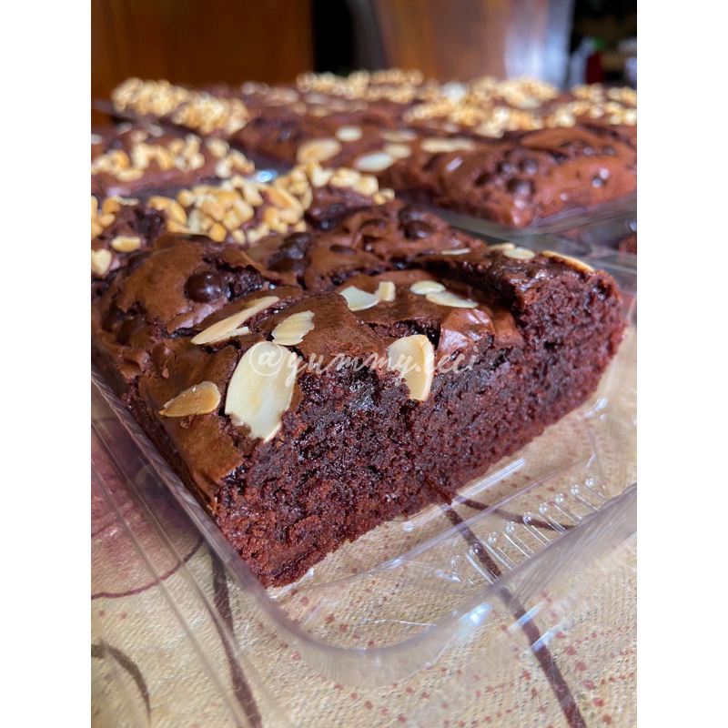 

Brownies Potong/Brownies Panggang/Fudgy Brownies/Shiny Brownies @yummy.ceci (Kemasan Ekonomis)