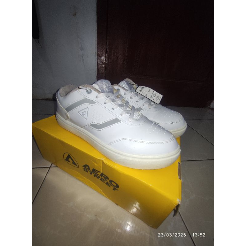 aero sepatu putih