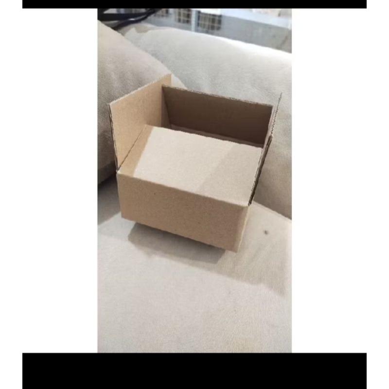 

Kardus box peacking uk 9x9x5cm