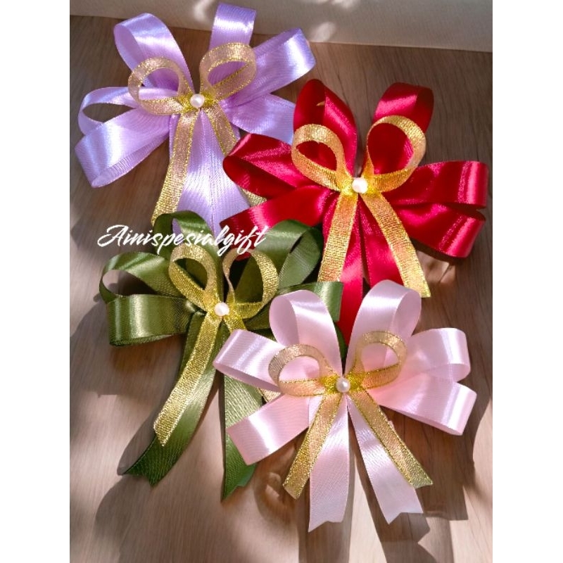 

Pita Instan Besar 14x14cm Satin Cantik – Siap Tempel, Ada Perekat Belakang, Dekor Kado