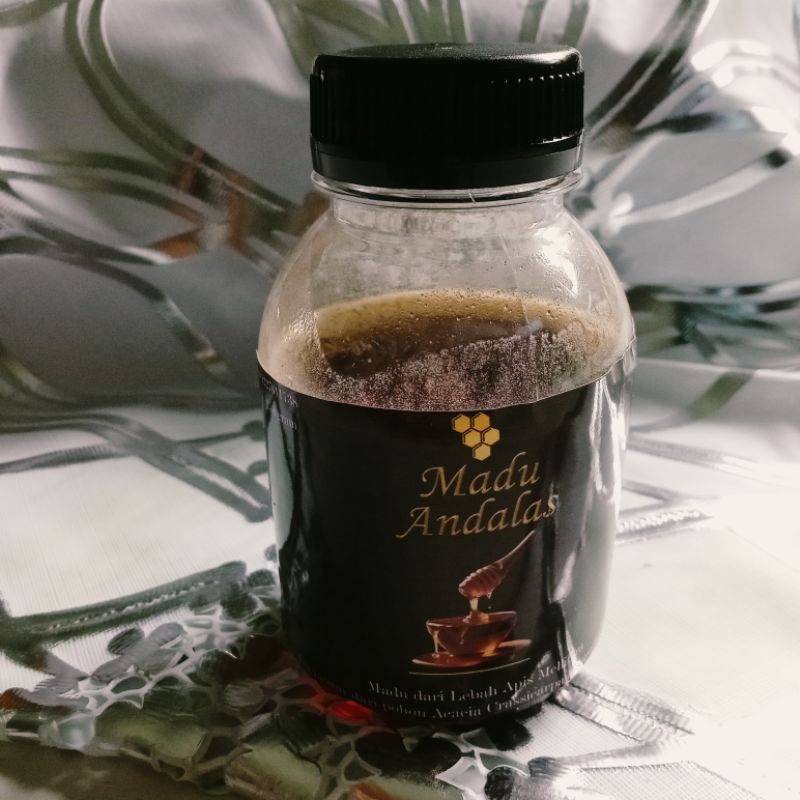 

Madu Andalas. Madu asli dari pohon akasia di hamparan hutan Riau.