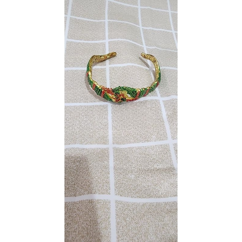 amulet berbentuk gelang naga Thai