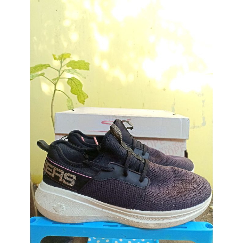 sepatu skechers go run fast