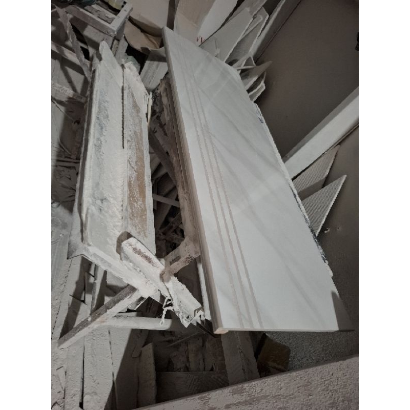 Granit Pijakan Anak Tangga Motif Carara Marble 30x100 Stepnosing Doble Bavel Glossy