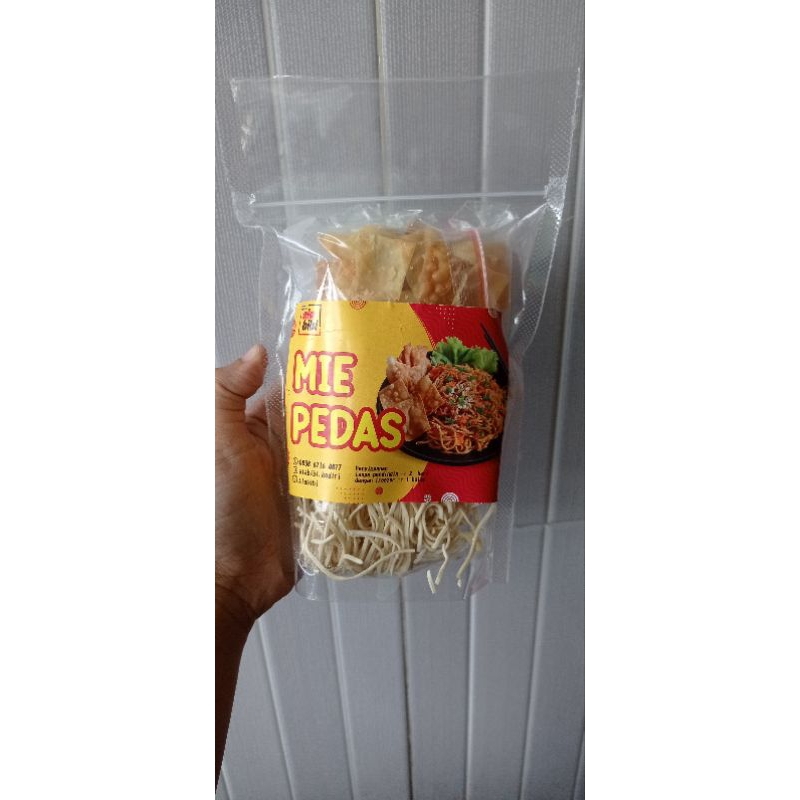 

Mie Pedas Alabibi Topping Somay