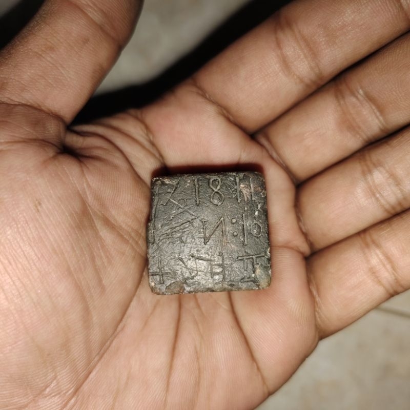

barang kuno antik stempel atau lainnya antik banget sangat unik dari batu