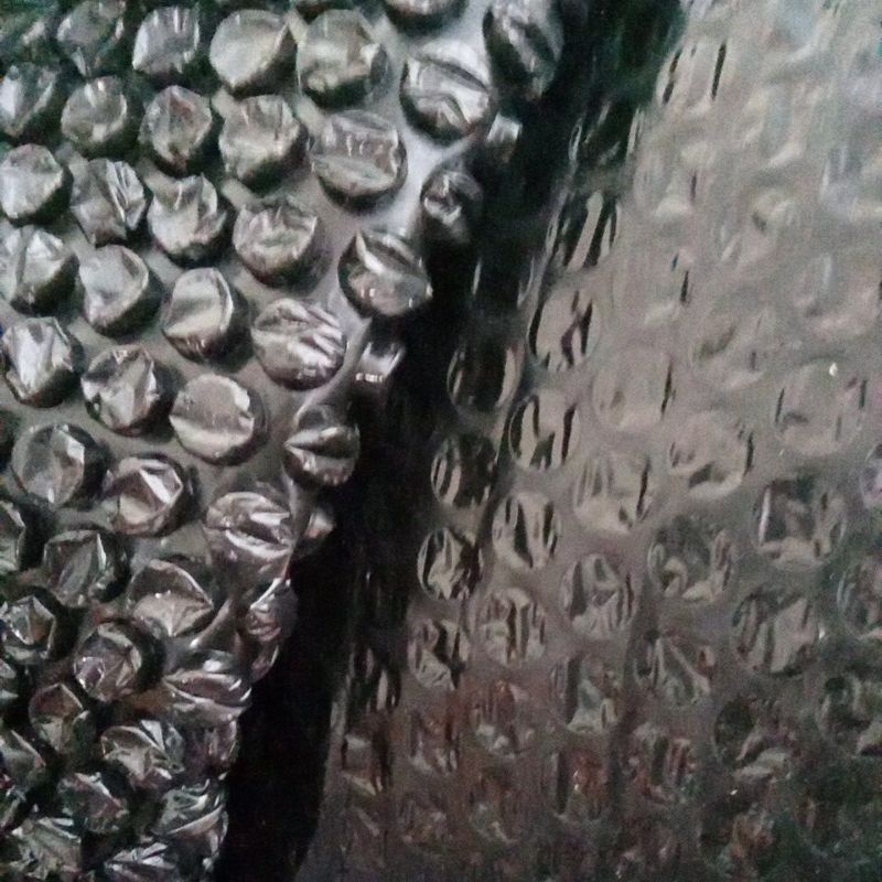

buble wrap ditambahkan sebagai pelindung barang yang dibeli