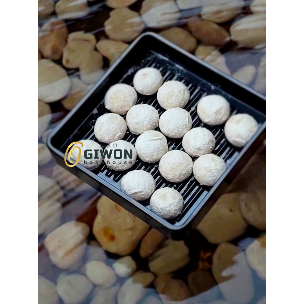 

Kue Kering Melting Cashew Premium bercampur kacang mede utuh by Giwon Bakehouse Cookies