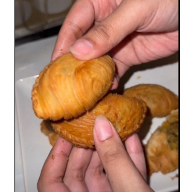 

CURRY PUFF daging sayur PREMIUM BY ROTICOKLATKU.EXPRESS