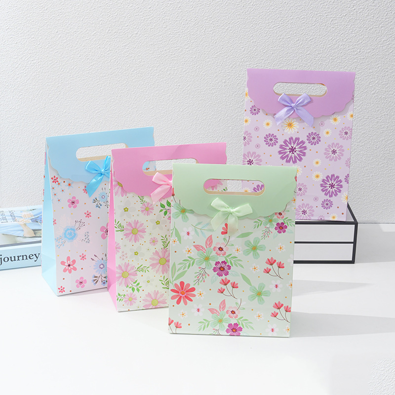 

Tas Tenteng Bingkisan | Gable Box | Tas Hampers | Tas Bingkisan | Tas Bingkisan Motif Floral