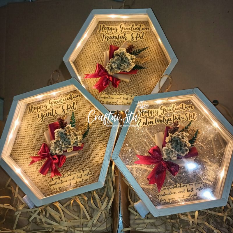 HEXA FLOWER IN FRAME / FRAME HEXAGONAL / KADO PERNIKAHAN / KADO WISUDA / KADO UNIK