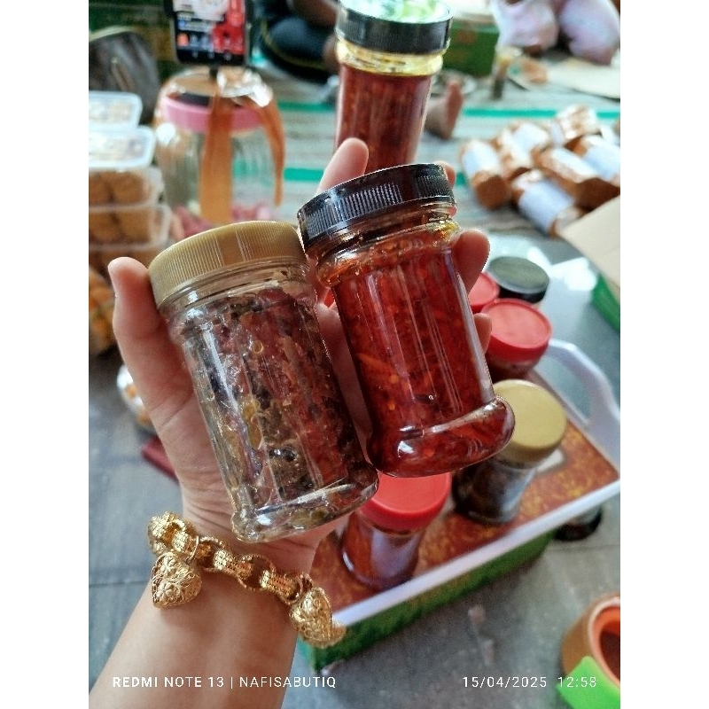

2 produk oseng ikan asin dan sambel tongkol