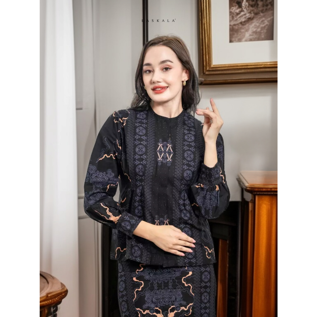 Laskala x IVOR Sentani Blouse Batik Hitam Lengan Panjang