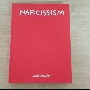 Buku Narcissism Red
