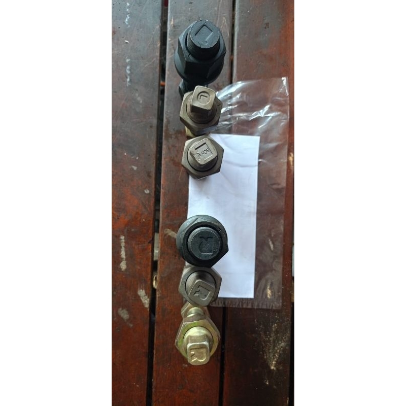 Baut roda Volvo dan fighter