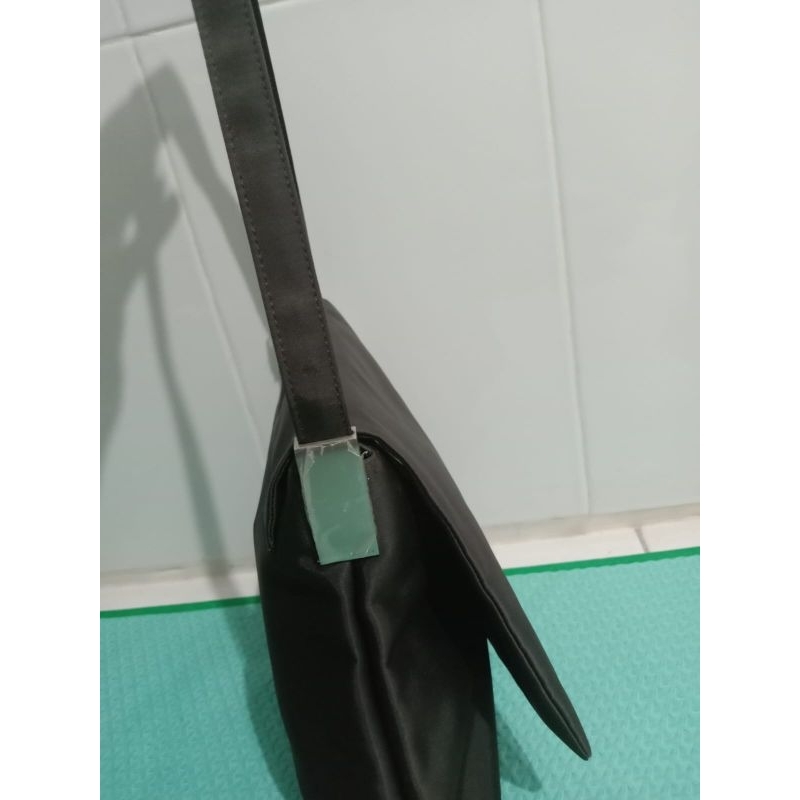 Tas Preloved Wanita bahan dari kanvas.