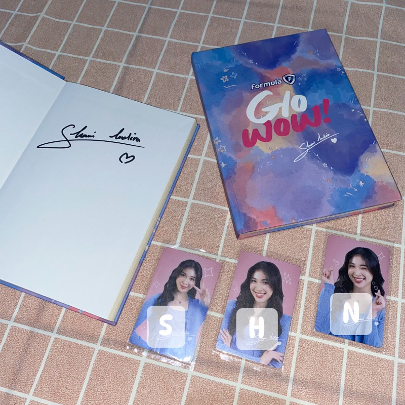 

Notebook TTD Basah dan Photocard Shani Indira x Formula GloWOW Limited Edition
