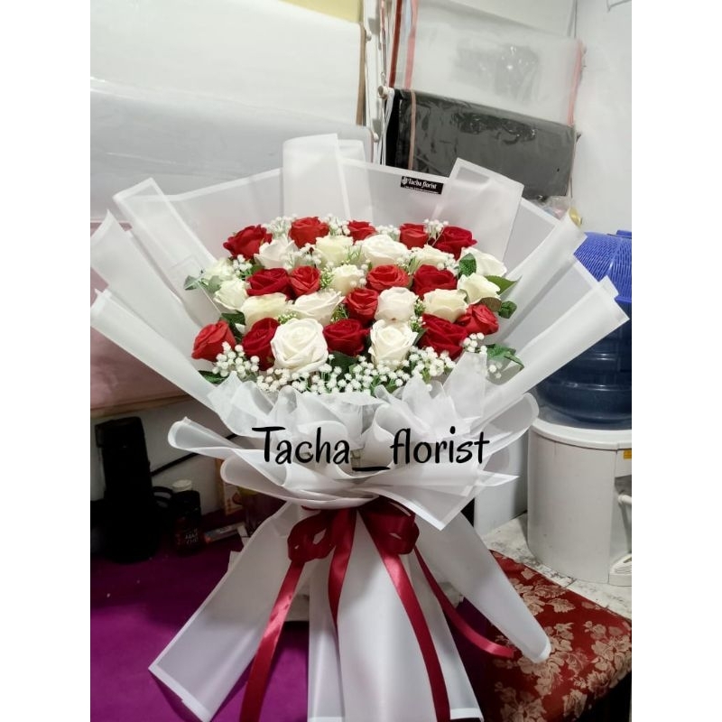 buket bunga mawar merah putih artificial / bunga palsu