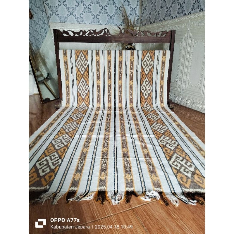 kain tenun Jepara warna putih tulang motif paruki