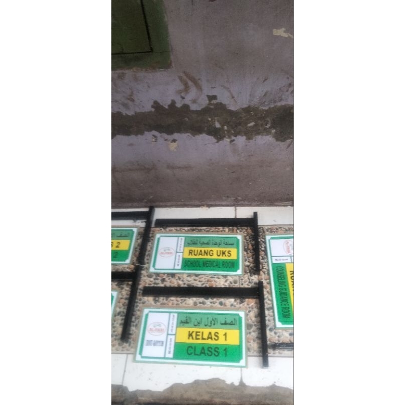 

data ruang.gantungan.kelas bahan besi.P 35 cm T 21 cm .sudah.termasuk.acrilik.2.muka.p30.cm.t15 cm.harga.ful.set..