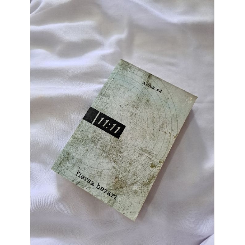 Buku 11:11 Fiersa Besari Preloved Cover Lama