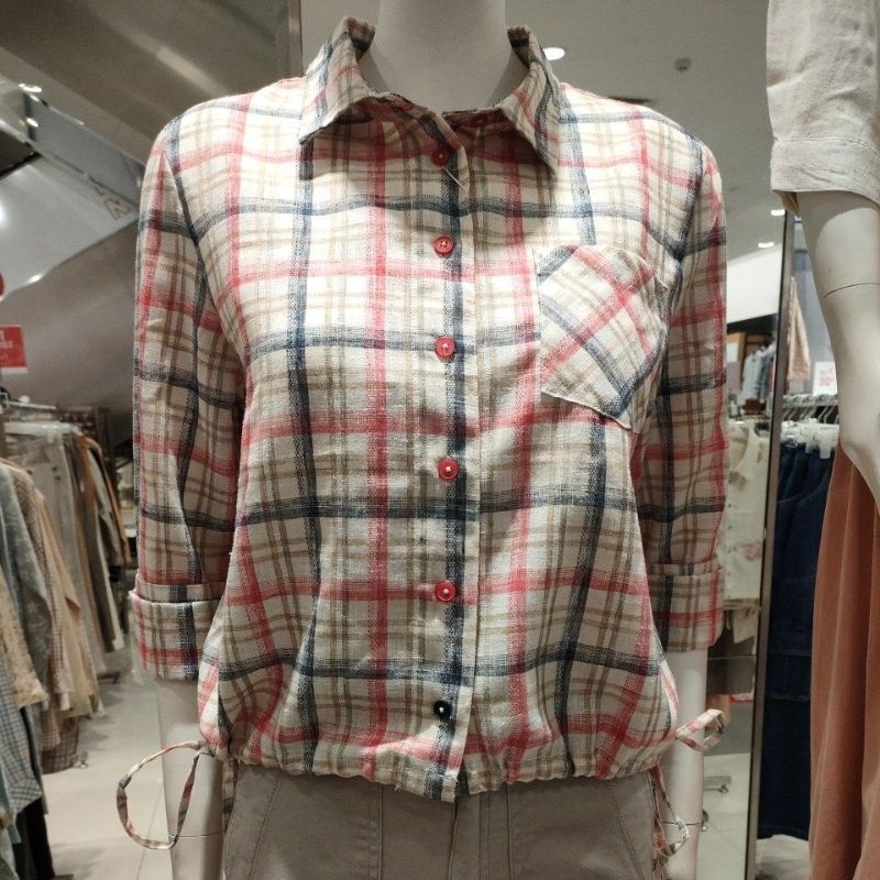 triset kemeja lengan panjang model crop wanita kancing.