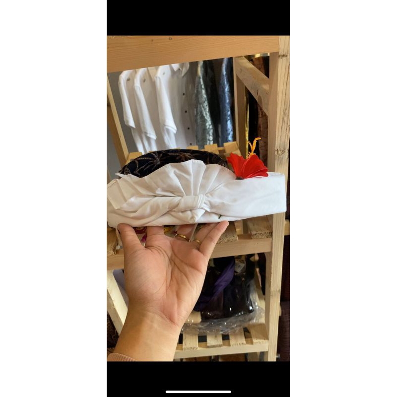 Udeng Jadi Putih Rimpit