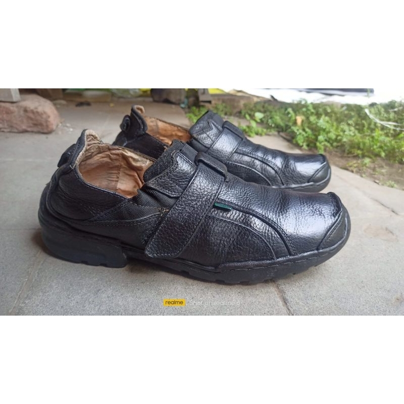 sepatu santai kulit Kickers 43 second