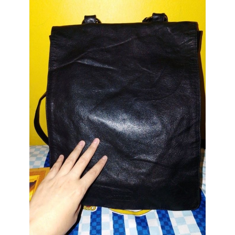 ssamzie tas kulit asli hitam pekat like new emboss brand semua depan 3 ruang belakang 1 ruang  muat 