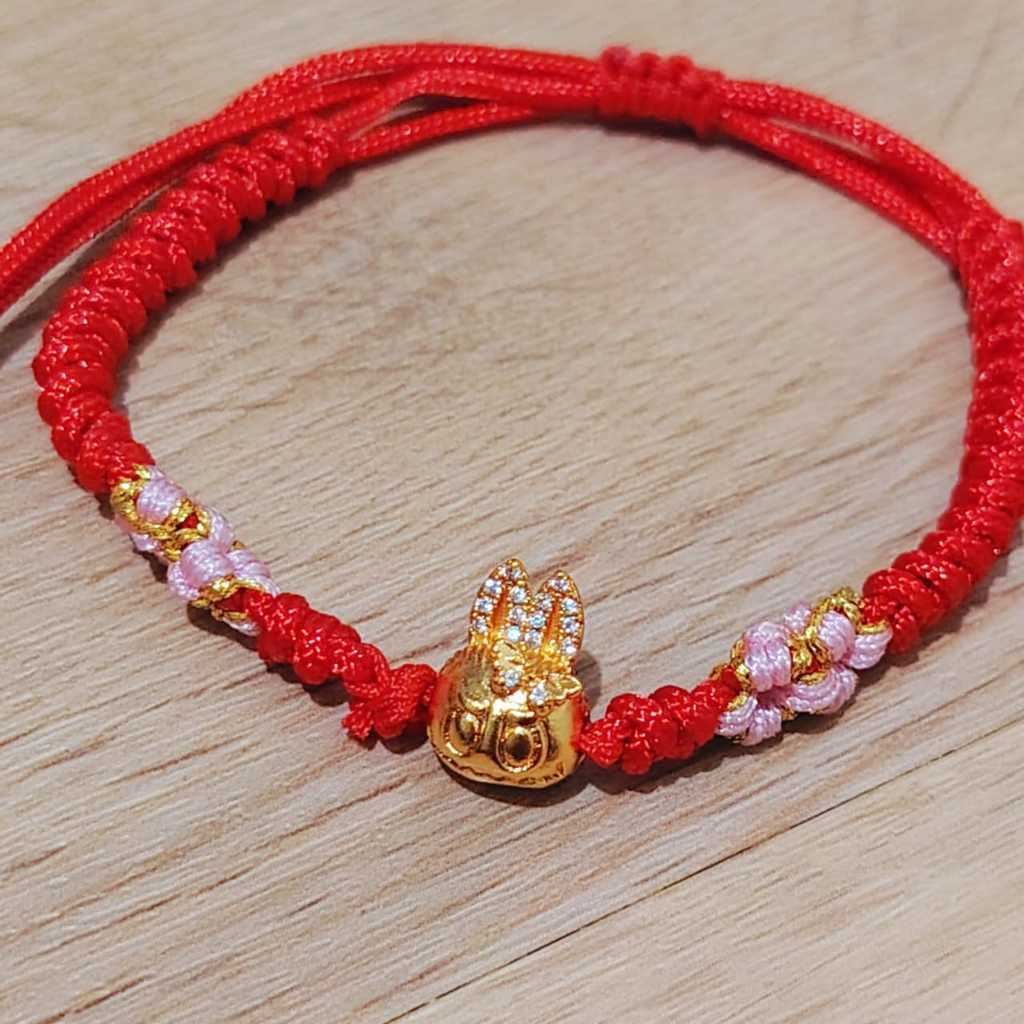 Gelang Tali Merah Emas Imitasi – Gelang Keberuntungan Lucu & Unik