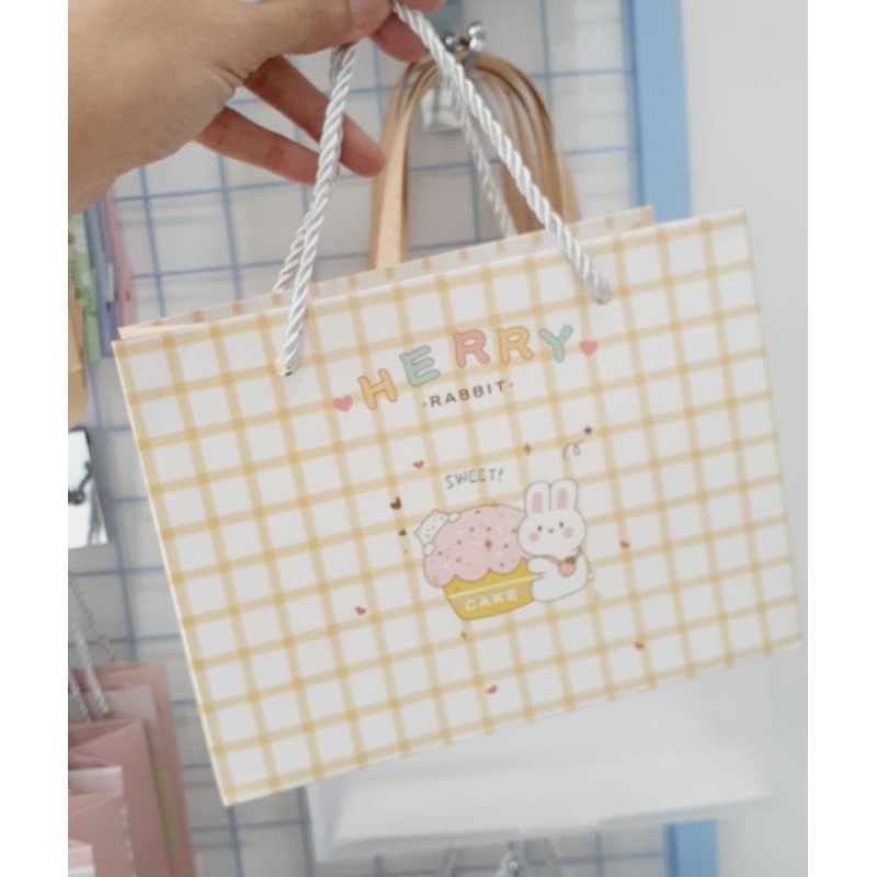 

Paperbag Mini Motif Kotak² warna Kuning Muda gambar Kelinci