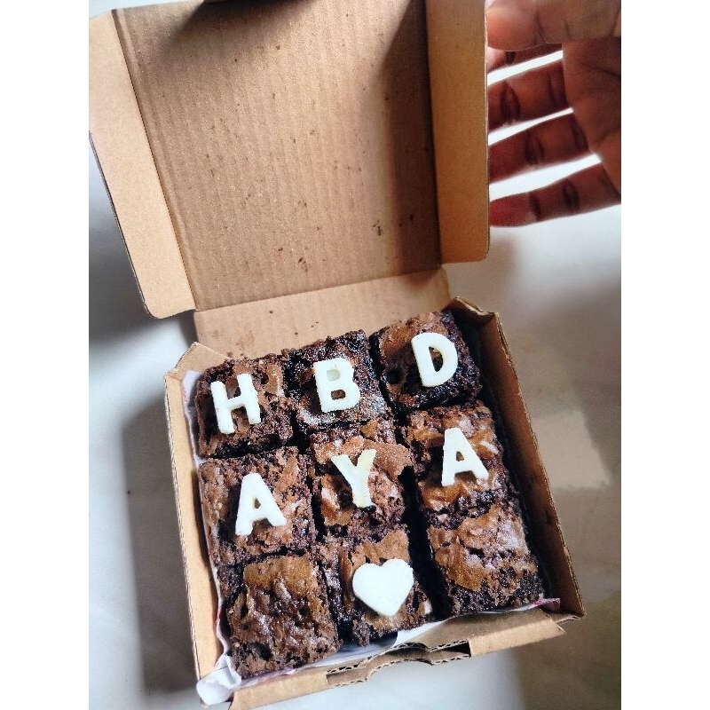 

HARGA PROMO Fudgy Brownies Moist Nyoklat 10 × 10 cm (Beli 3 pcs Free 2 soft cookies), Hampers Wisuda, Hampers Birthday / Ulang Tahun