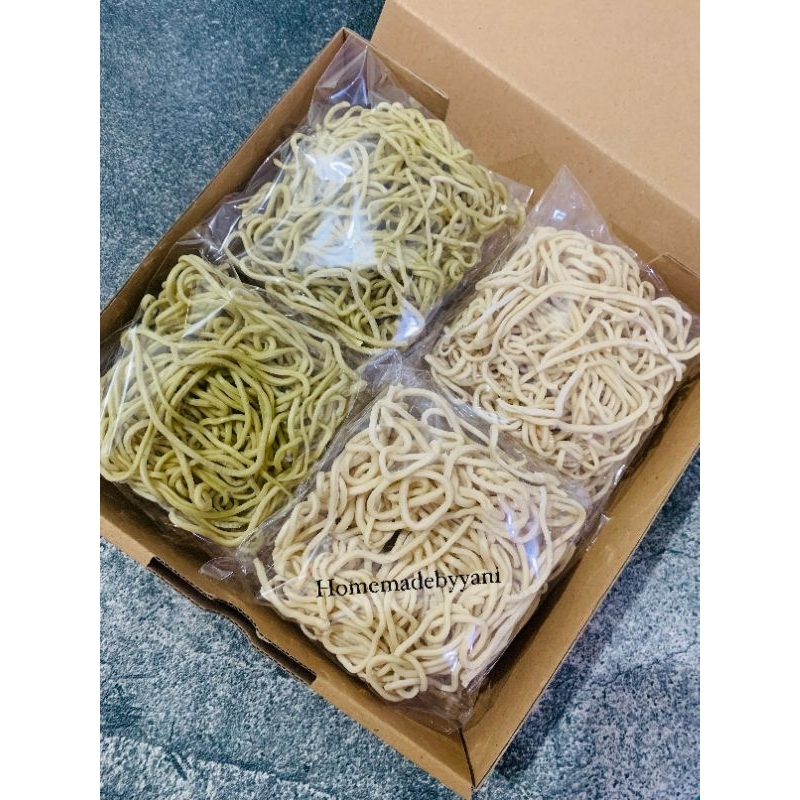 

mie homemade kering. 1 box isi 8 porsi