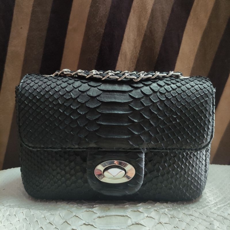 Tas Selempang Kulit Ular Python Hitam