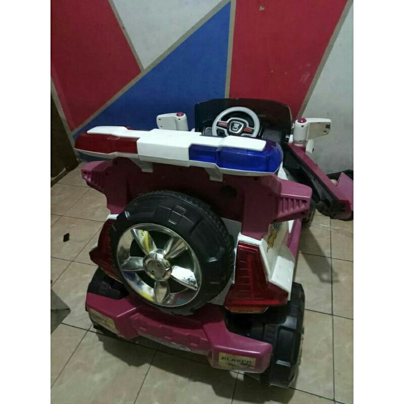 Mobil aki anak besar