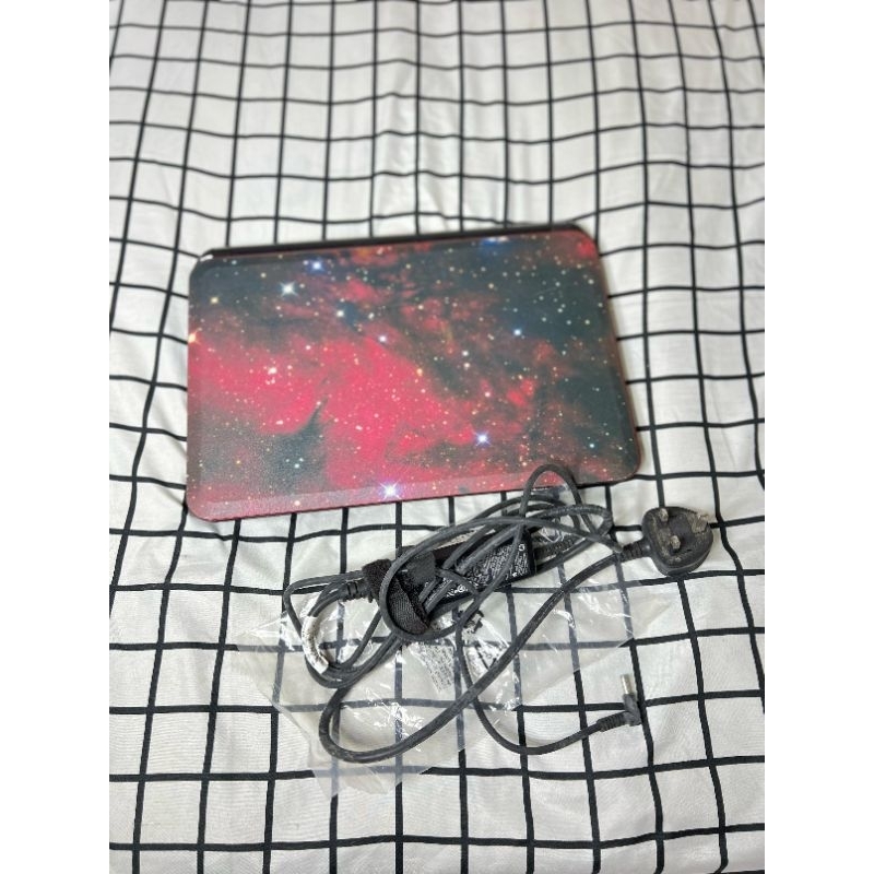 Laptop & charger merk Hp (charger berfungsi) merah 2015 bekas rusak tidak bisa nyala elektronik kilo