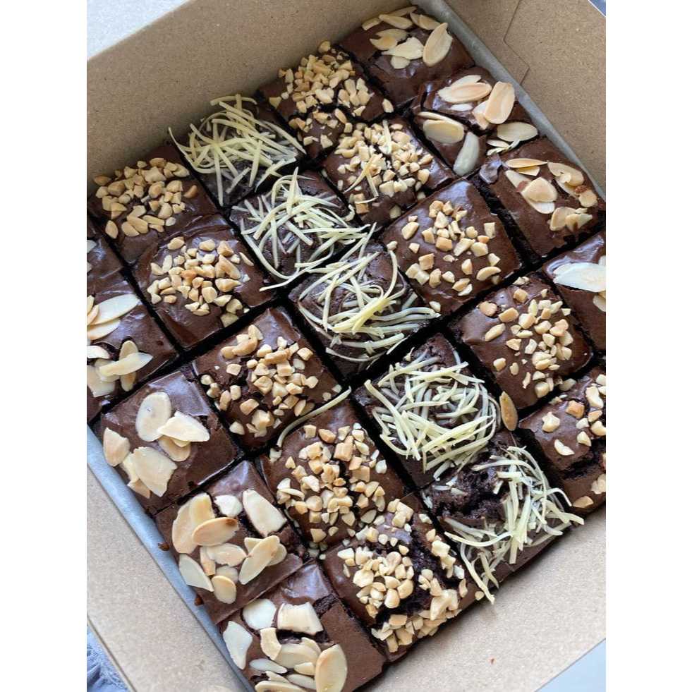 

Brownies fudgy brownies sekat 20x20 isi 25 brownies aneka toping