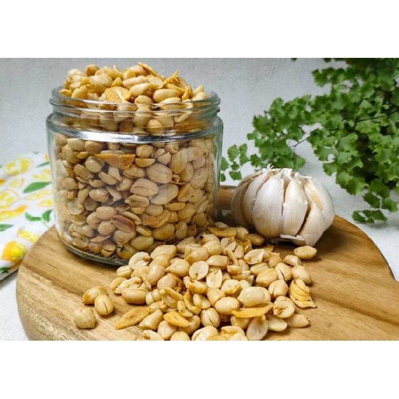 

kacang bawang renyah, gurih, enak 100% original,, berat 1 kg