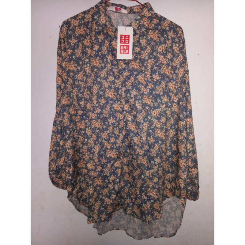 Blouse Uniqlo  blouse motif Wanita