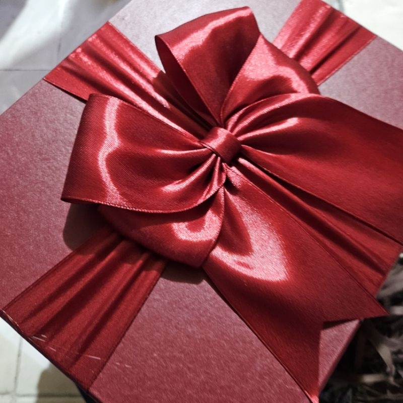 

Hardbox Kotak Kado Exclussive Merah Maroon