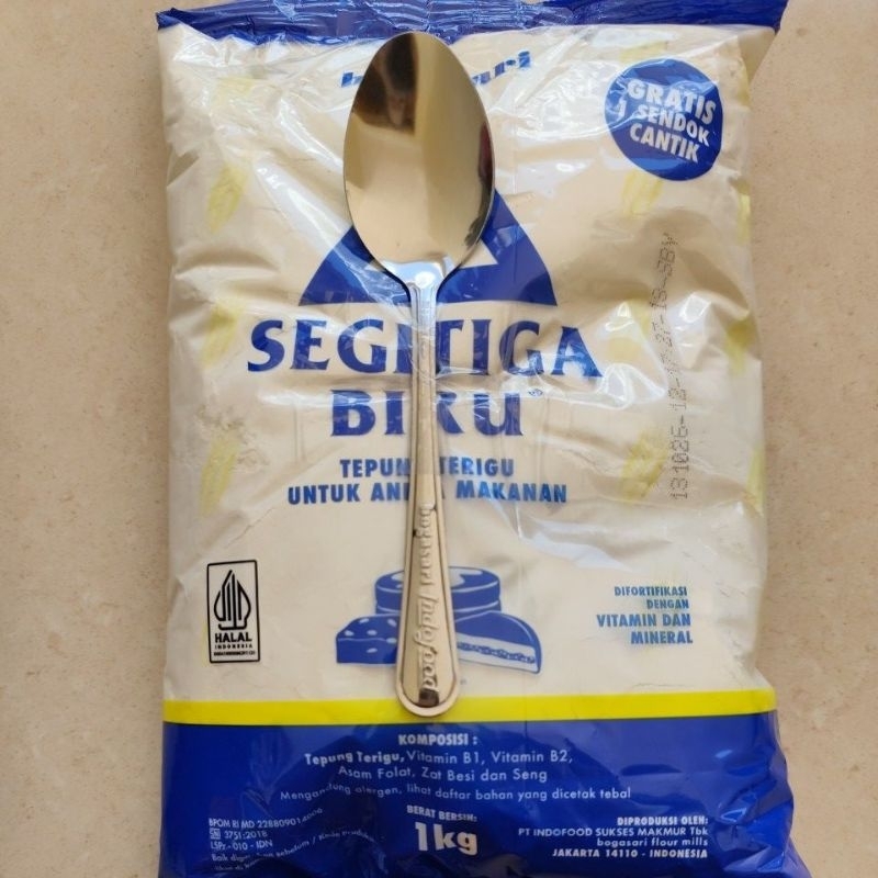 

Tepung Terigu SEGITIGA BIRU 1Kg [Protein Sedang]