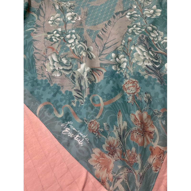 Preloved Scarf hijab Ria Miranda Essentials