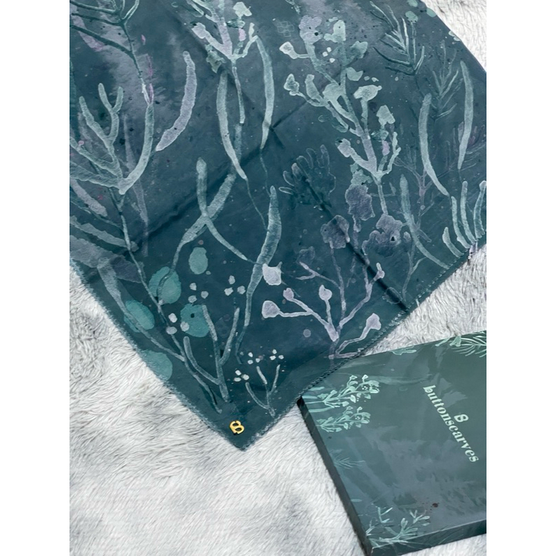 PRELOVED HIJAB BUTTONSCARVES/ PRELOVED JILBAB SEGI EMPAT BUTTONSCARVES TWILIGHT SQUARE 2.0 VOAL - TU